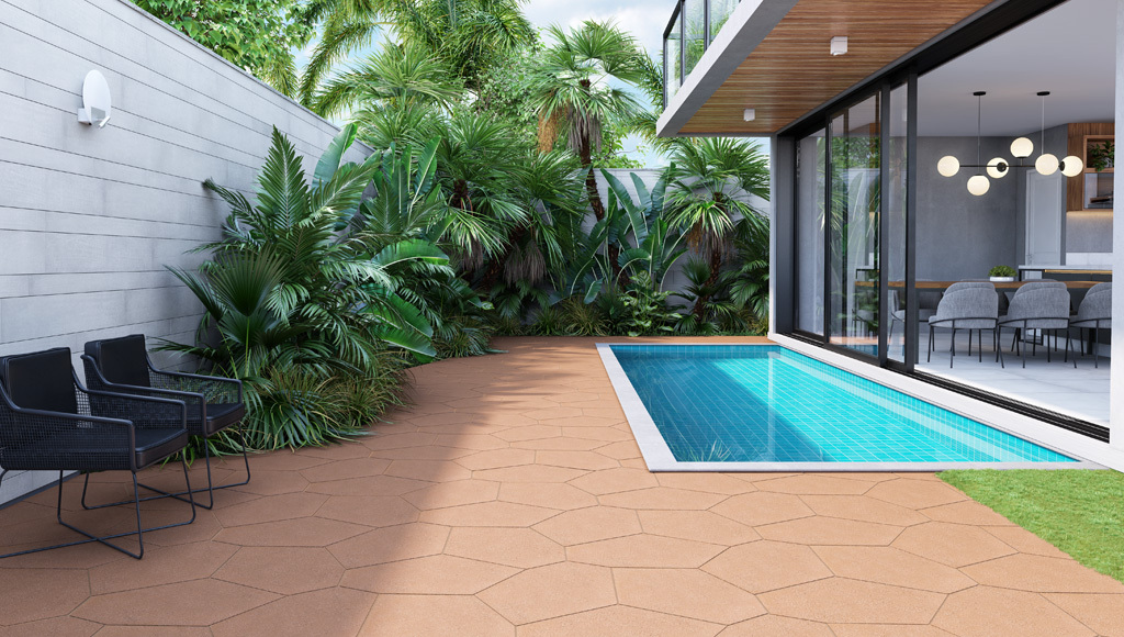 Área externa com piscina, com plantas e o piso revestimento salar no chão.